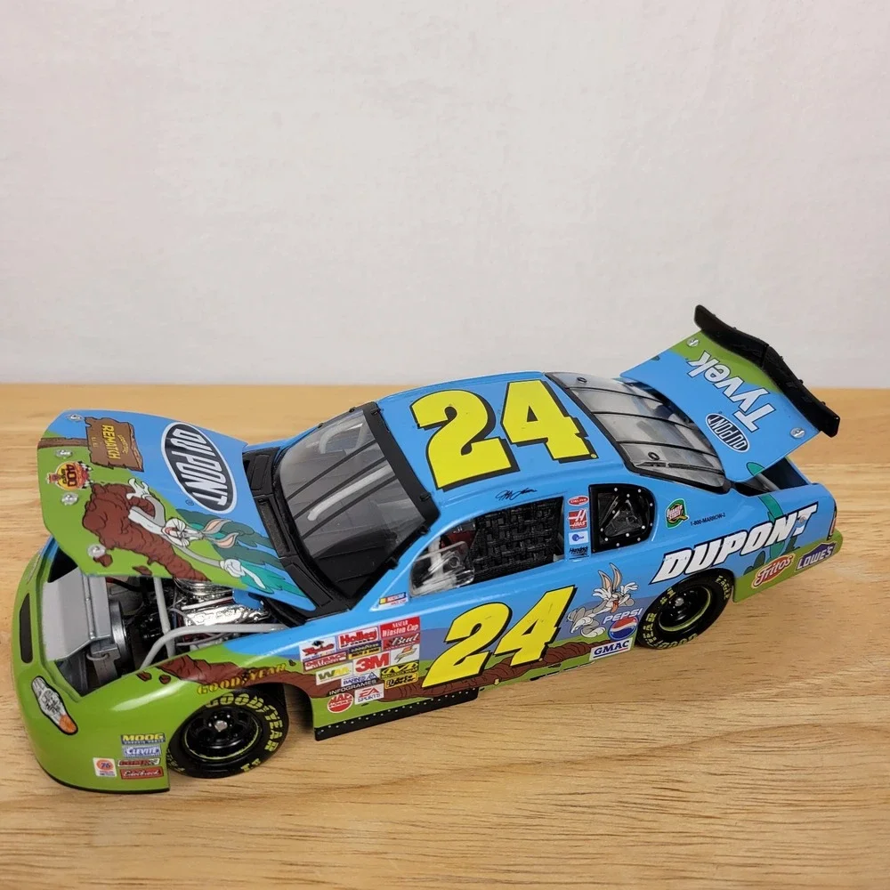 Jeff Gordon 24 Dupont Looney Tunes Rematch 400 NASCAR 1:24 Diecast 2002